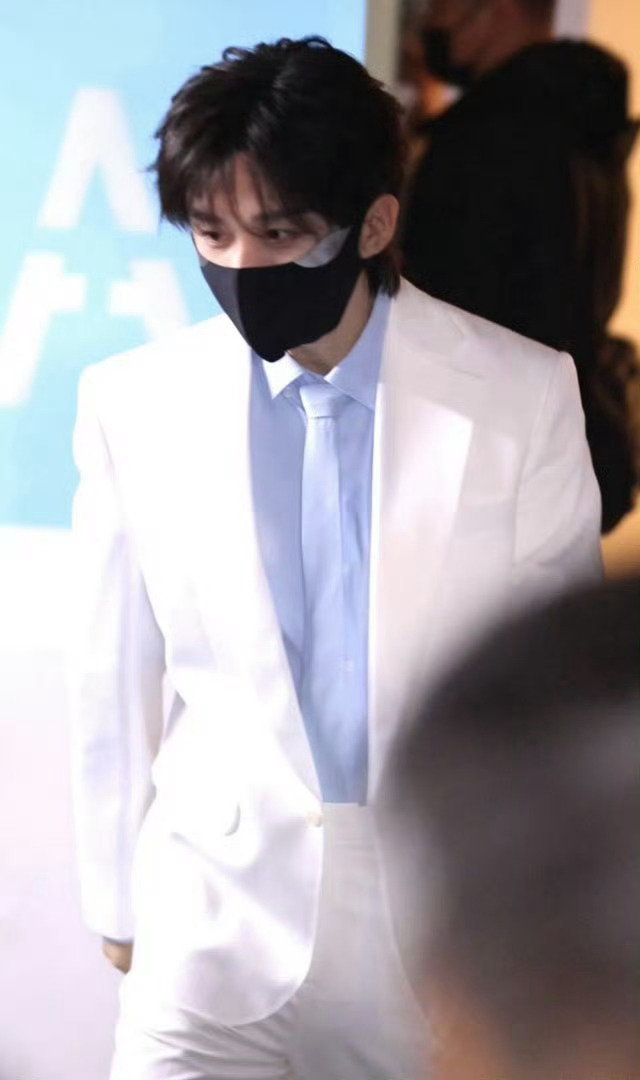 成毅白西装上班成毅白西装配蓝衬衫成毅白西装上班！