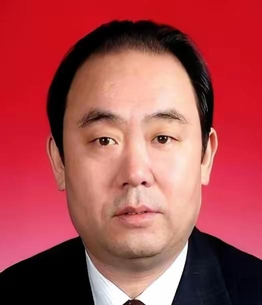 别把退休证当“免罪金牌”！一位58岁的退休干部刚在朋友圈晒出钓鱼的惬意照片，大伙