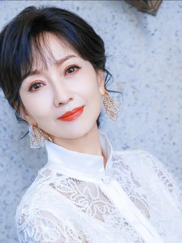 1975年，21岁的赵雅芝嫁给了31岁的香港名医黄汉伟，婚后3年，赵雅芝便与有妇