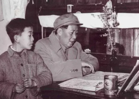 1958年间，伟人来到杭州小营巷视察卫生工作时，在居民家饶有兴趣地看起了《杭州日