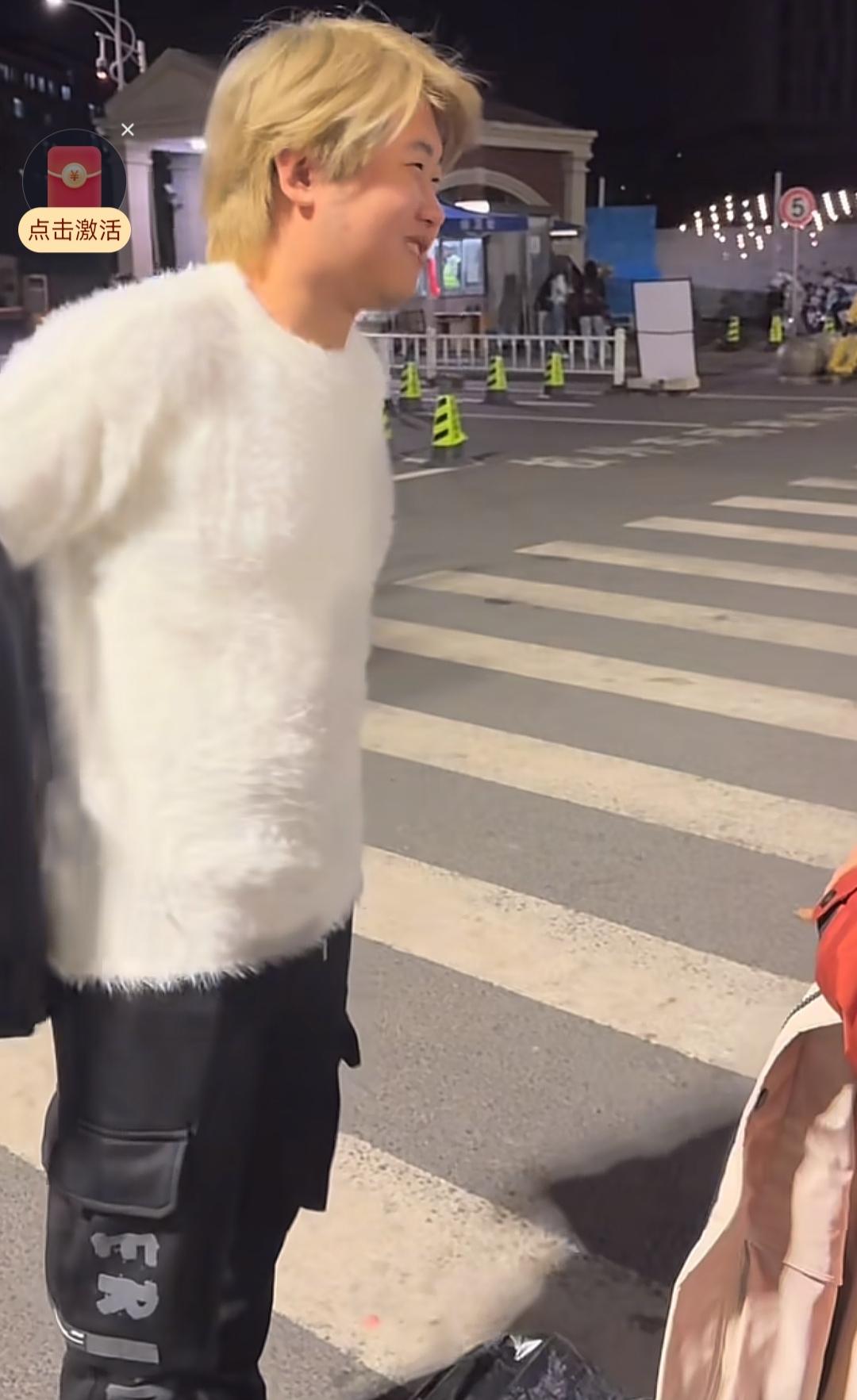 越来越觉得孙卓在自己的造型上一直搞事的原因，很大可能跟买家家庭教育有关。他可能想