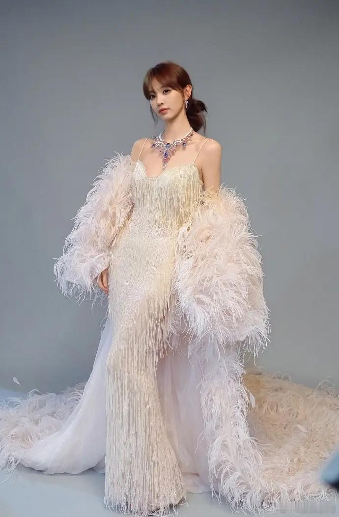 田曦薇新剧投资花大价钱了吧，都可以去时装周了妆造很不错呀​​​