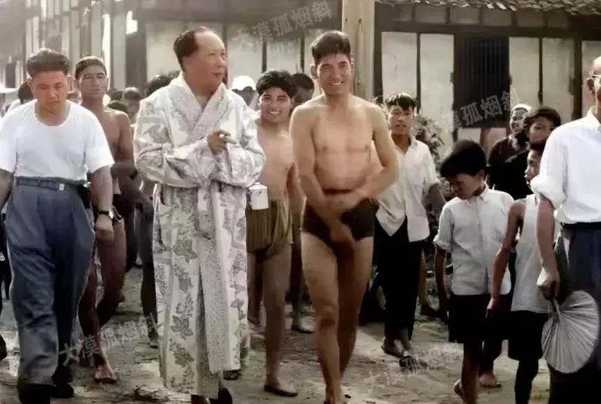 这才是毛主席真实的容颜，这是1959年毛主席i游湘江时拍照的，不是演员扮演的，很
