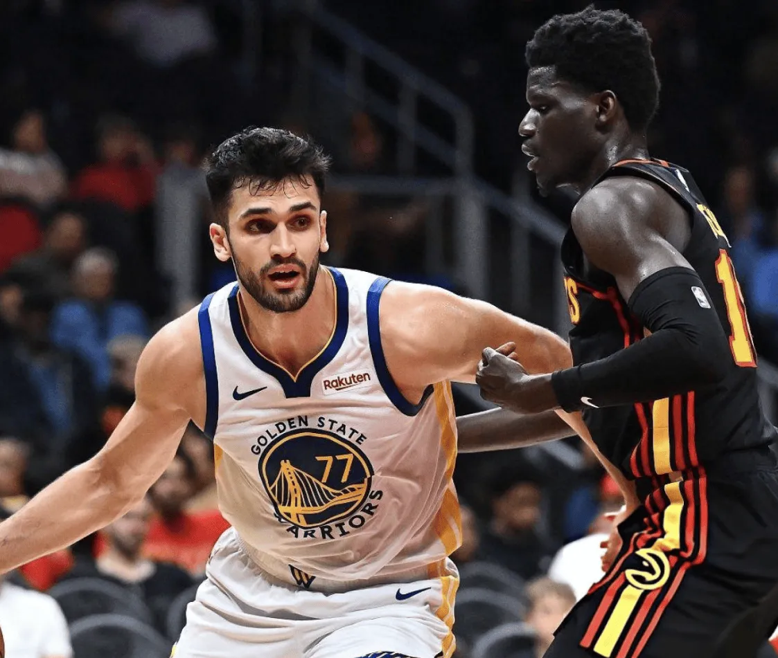 据勇士记者AnthonySlater报道，消息人士透露，勇士将与中锋奥默-尤尔