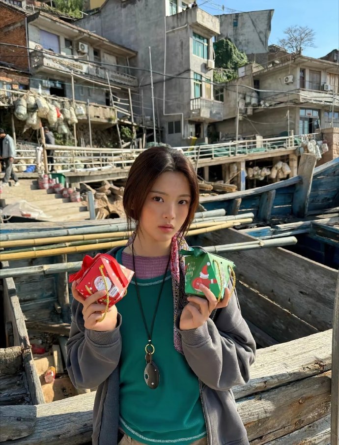 杨超越居然把这么丑的衣服穿出了一种古着感​，果然女明星披麻袋都好看​​​