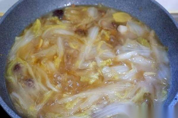 我让他别动那锅汤，千叮万嘱，留着明天给孩子下面条的。他呢，当着我的面，把桌上所