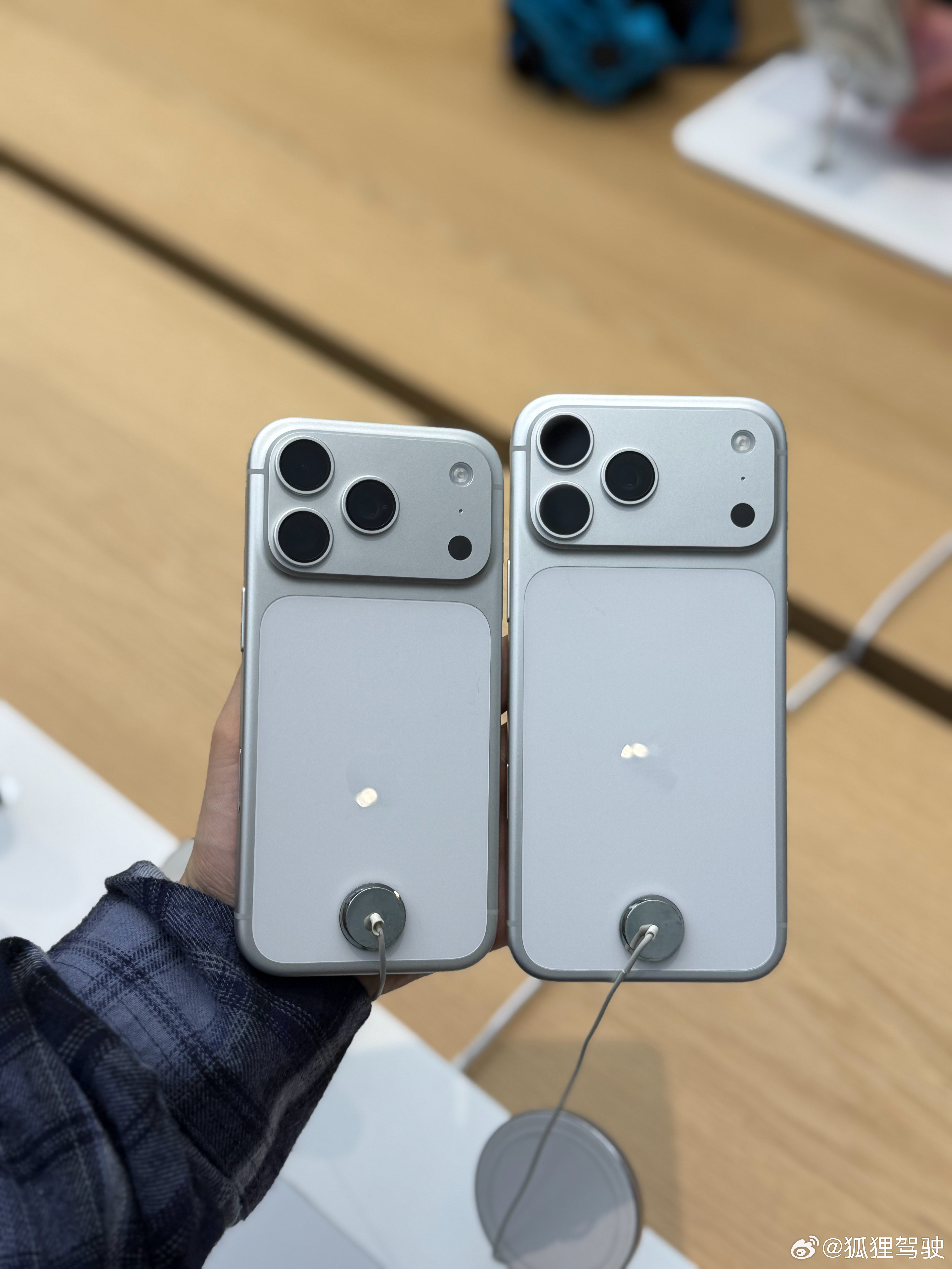 iphone17上手体验圆润！真的太好盘了！一点都硌手🤫上部分是铝材质下部