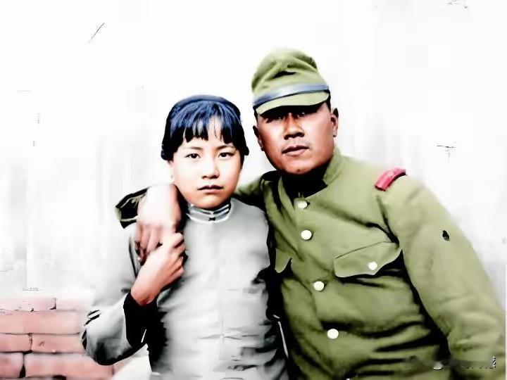 日本鬼子强迫女孩和他合影拍照，女孩长得非常漂亮，但是眼神中充满了恐惧，日本鬼子满