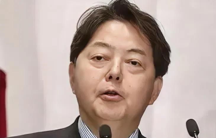 要我们给个解释！针对我们的航母编队突然出现在硫磺岛附近海域，日本官房长官林芳正说