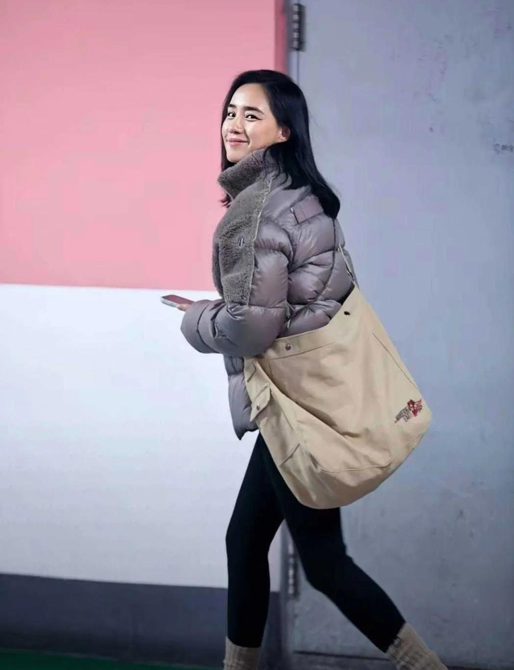 王智｜漂亮哪有松弛感重要✨羽绒服配帆布包，素颜也能走路带风。