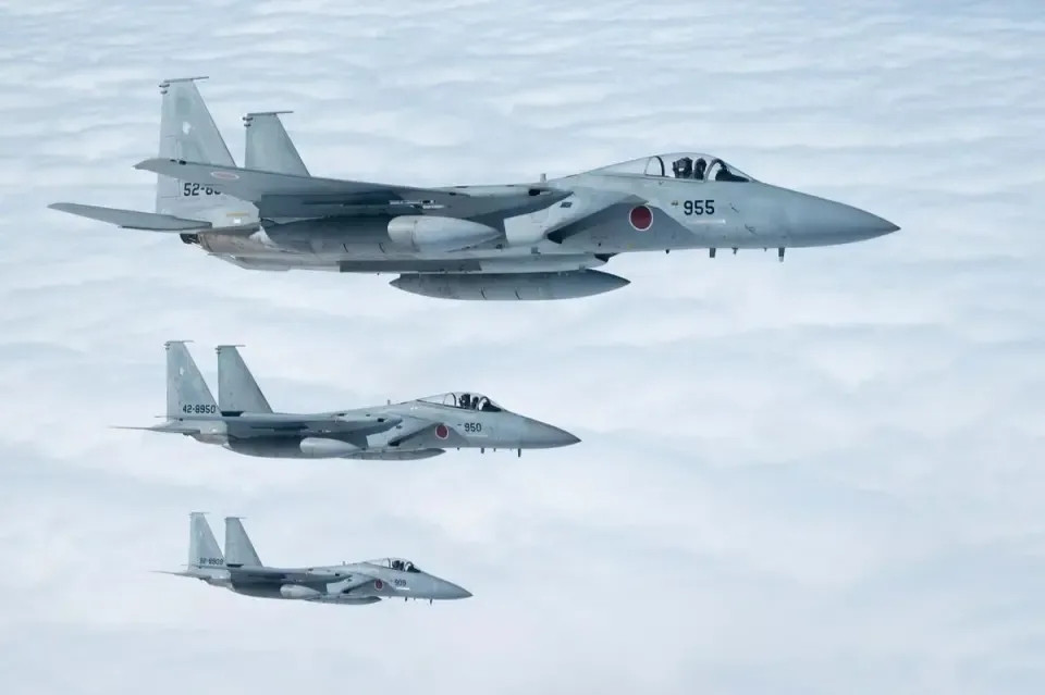 日本航空自卫队第9航空团的40架F-15J有点特别，专门为解放军战机准备的！据说