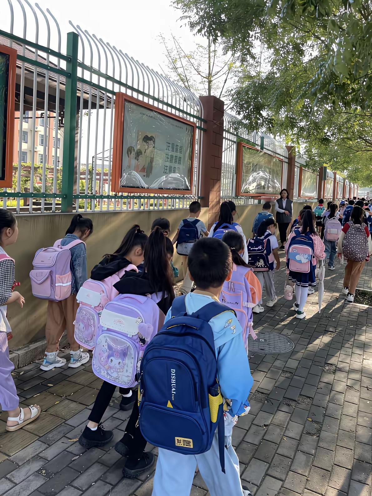 小学陪读家长顿悟：这些‘努力’全是无用功！早点知道能少走十年弯路刚上小学那会