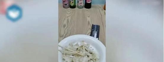 辽宁大连，一女子开了一家12元管饱的自助水饺店，一名戴头盔的男子来吃水饺，吃了十