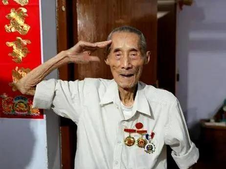1942年，黄士伟在路上埋地雷阻击日军，没想到全部被日军排掉了，这时，他突然产生