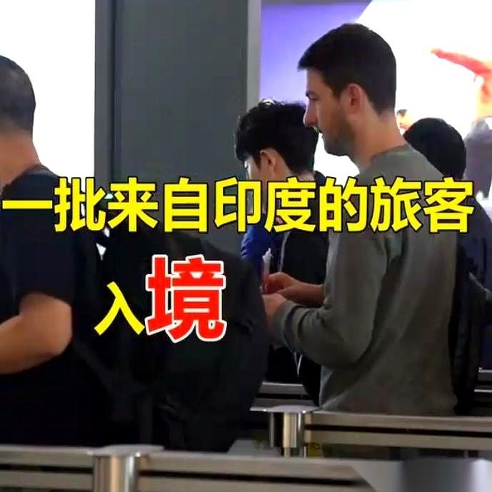 一帮人，拿着旅游签，浩浩荡荡地来了香港。问他来干嘛，旅游。再问兜里有多少钱，