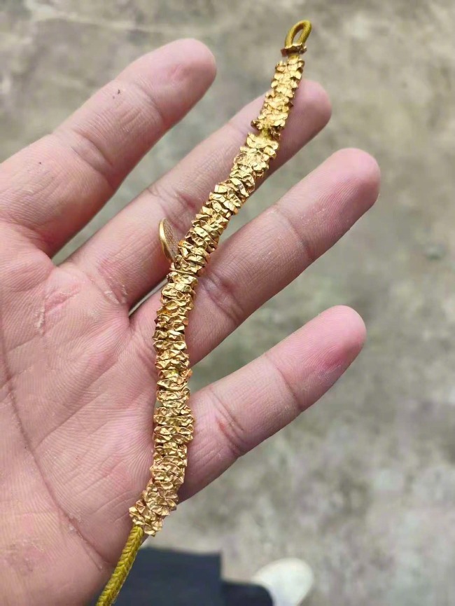 【#﻿新婚夫妇金手链被压扁变金玉米#：藏在路边被幸运找回】近日，淮北市民李先生的