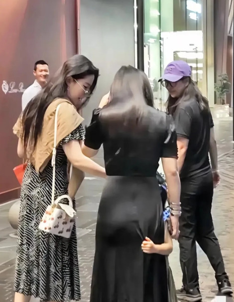 刘亦菲这披肩一披，可不止是时髦那么简单！全网都在猜她为啥大夏天裹着披肩，答案藏在