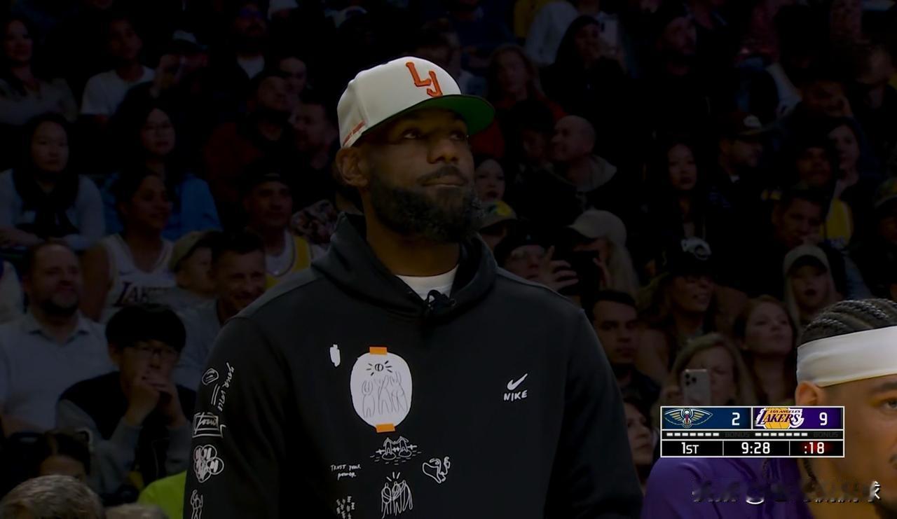 湖人超级球星詹姆斯真是特别的尴尬！在刚刚结束的一场NBA常规赛中，湖人在主场以1