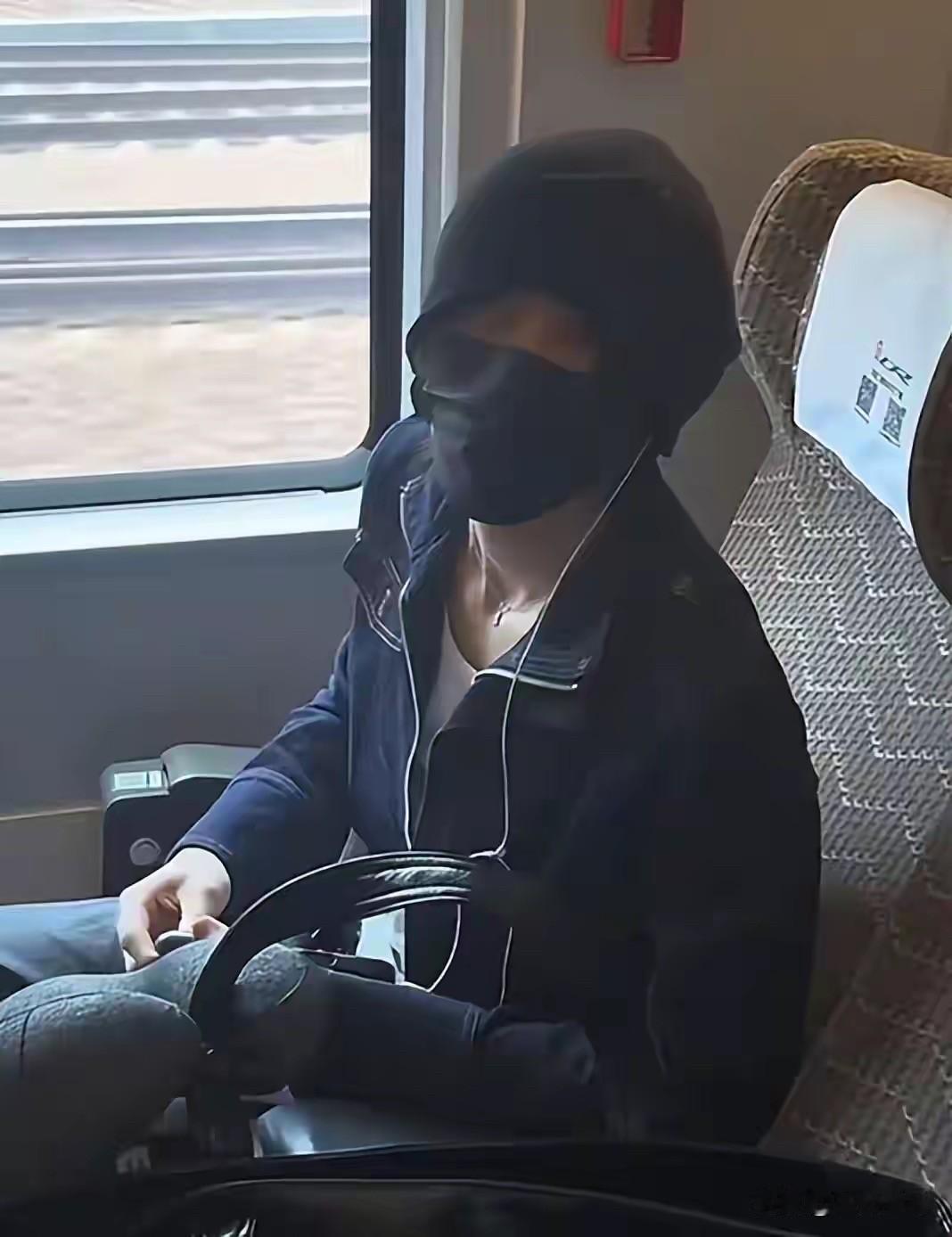 艺人李权哲高铁占座后道歉这事，挺让人无语的。高铁座位都是对号入座，这是基本规则
