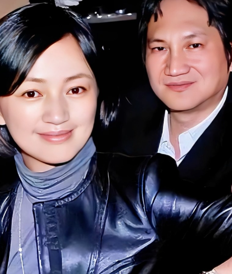 2010年，罗海琼和华谊副总裁费麒结婚。婚礼上费麒突然抢过司仪的话筒，大家以为他