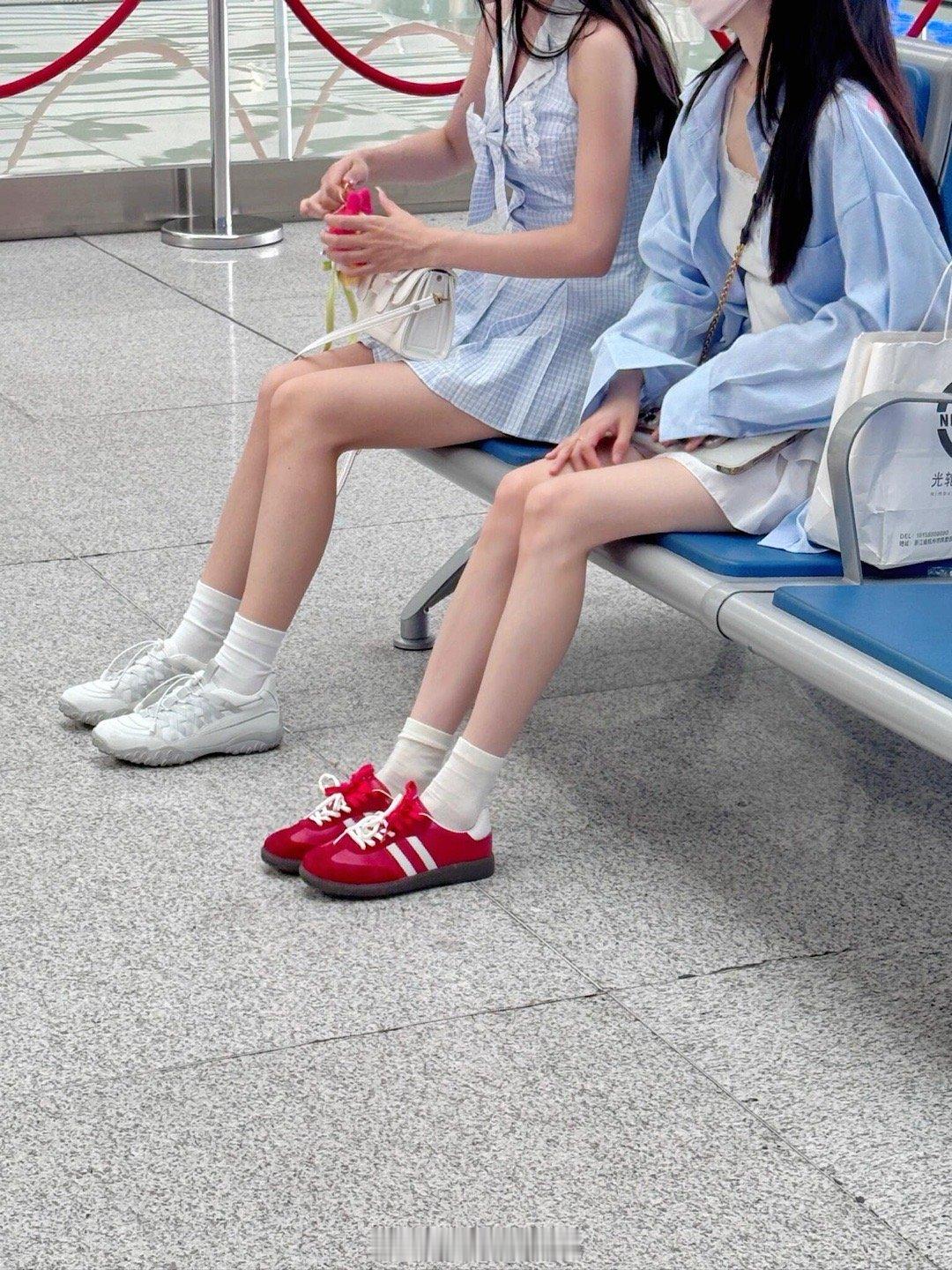 候车室看到的，不知道该不该说。。去候车室等车的时候一抬眼就看到前面一个女生穿搭好