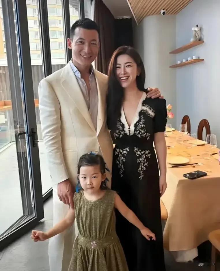 实话实说，朱珠如今的生活应该过的十分幸福美满，这从她们一家的合影中便能看出。