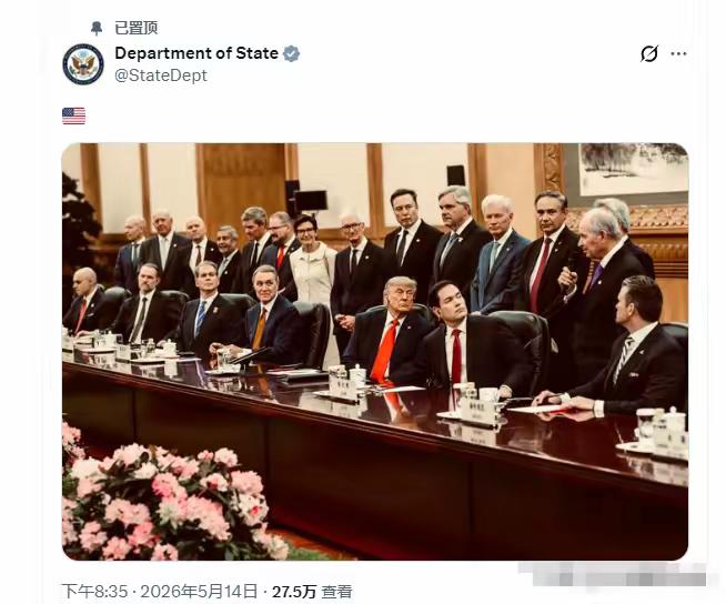 这张照片在美国彻底火了，各大媒体纷纷转载。就连美国国务院都把这张照片放在了他们