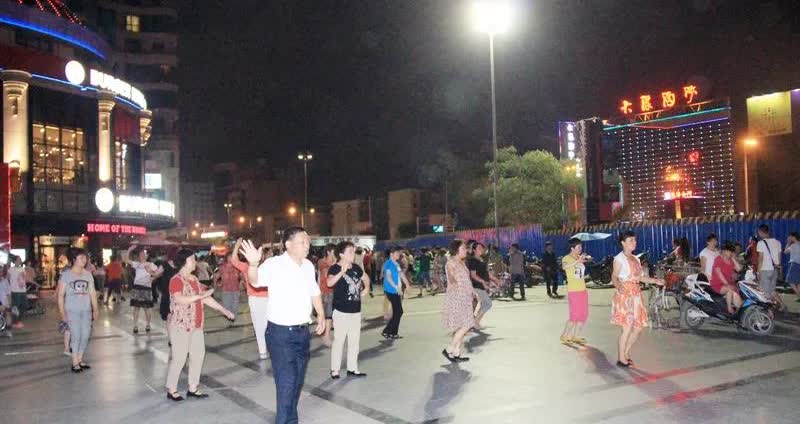 广场舞蹈队内幕。在南阳市人民路与张衡路东南角，有一座街心游园，名为平安园，这平安