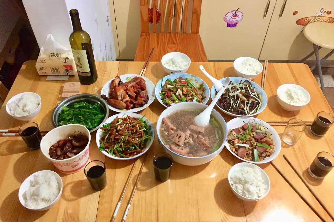 我发现，做出一桌菜，配菜很重要。平常家里都是老伴做饭菜，今天因为家里要来客人，