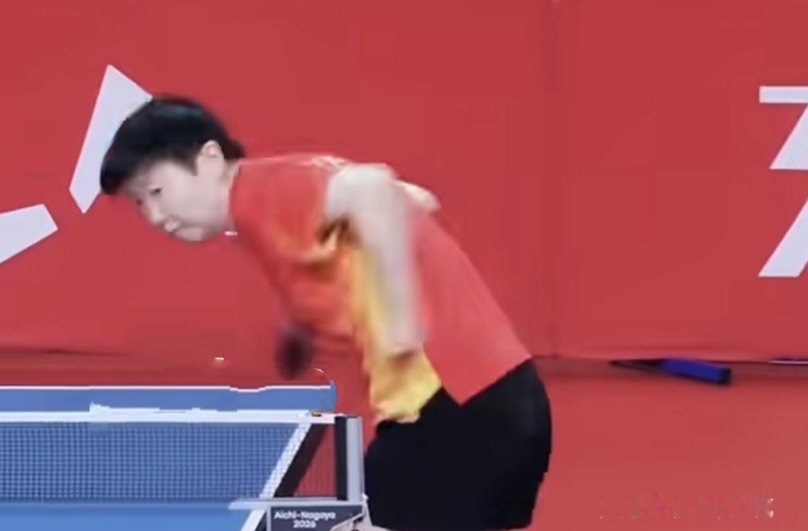王曼昱丢首局孙颖莎摇头面露惋惜王曼昱第四局11比13输掉那一刻，孙颖莎站起来主动