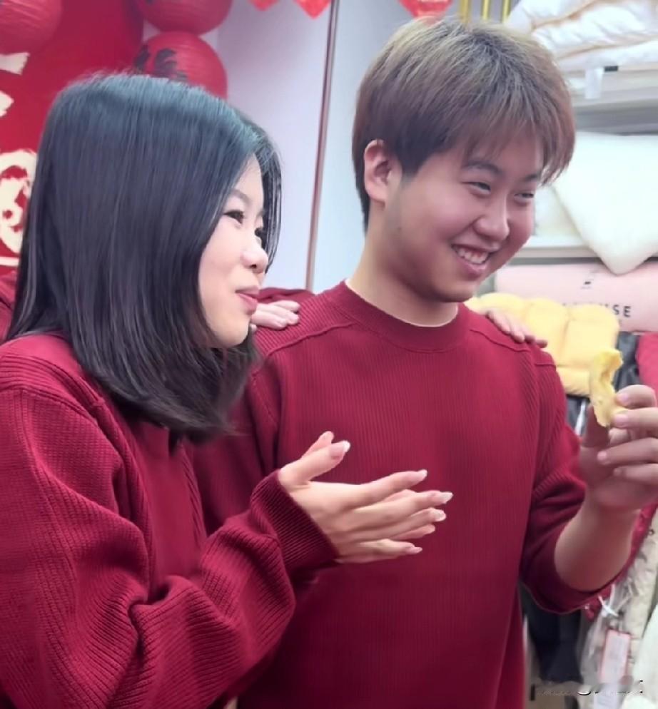 说实话，孙卓没有刚认识的时候好看了，那时候很瘦，现在被爸爸妈妈养成小小胖子了，哈