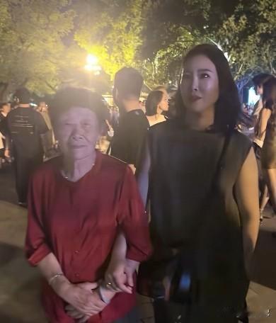 果不其然，厉怀远小姨马上也要带货了，但她说她准备带温州特产，而暂时不去帮怀远卖梨