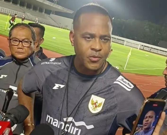 印尼官宣：印尼主帅克鲁伊维特下课，印尼队附加赛2连败，接连输沙特和伊拉克，印尼小