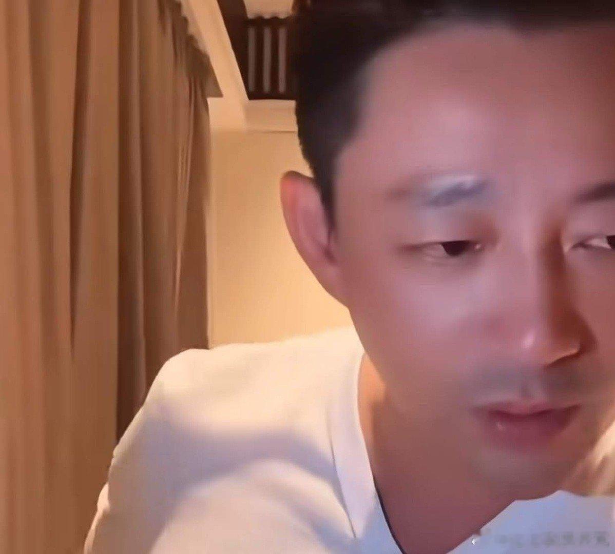 很难得啊汪小菲在直播间聊起了自己的老爸老妈调侃着说昨天回北京后约着张董事长一起吃