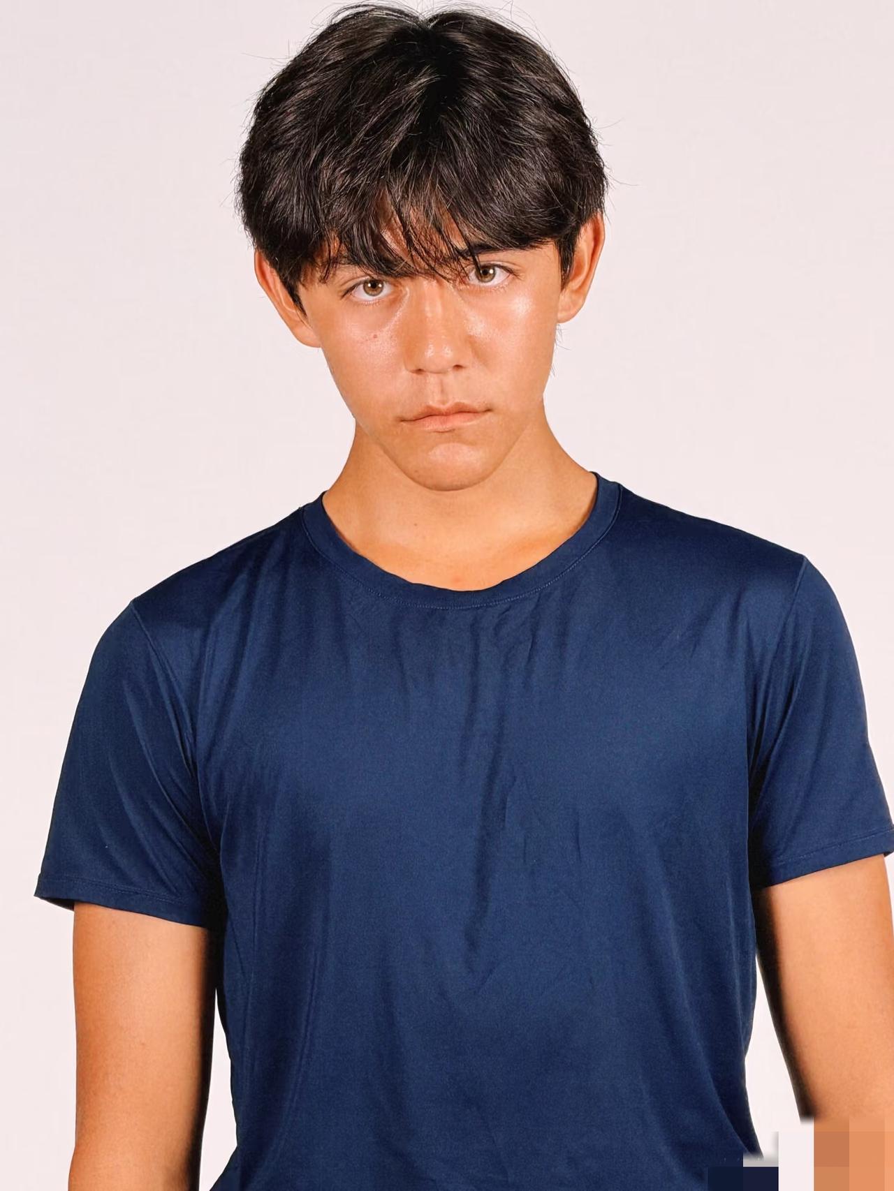 刘烨知道估计又会躲到被子里偷笑，老婆好不容易晒出儿子诺一16岁的生日照。结果网友