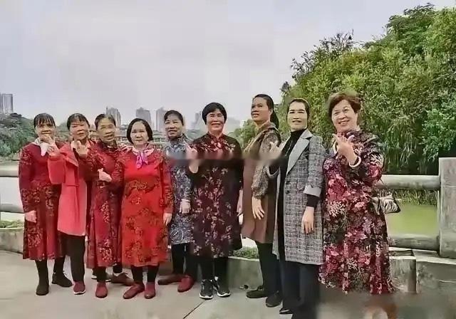 左边是韩国大妈；右边是中国大妈，看看这气质差距​​​