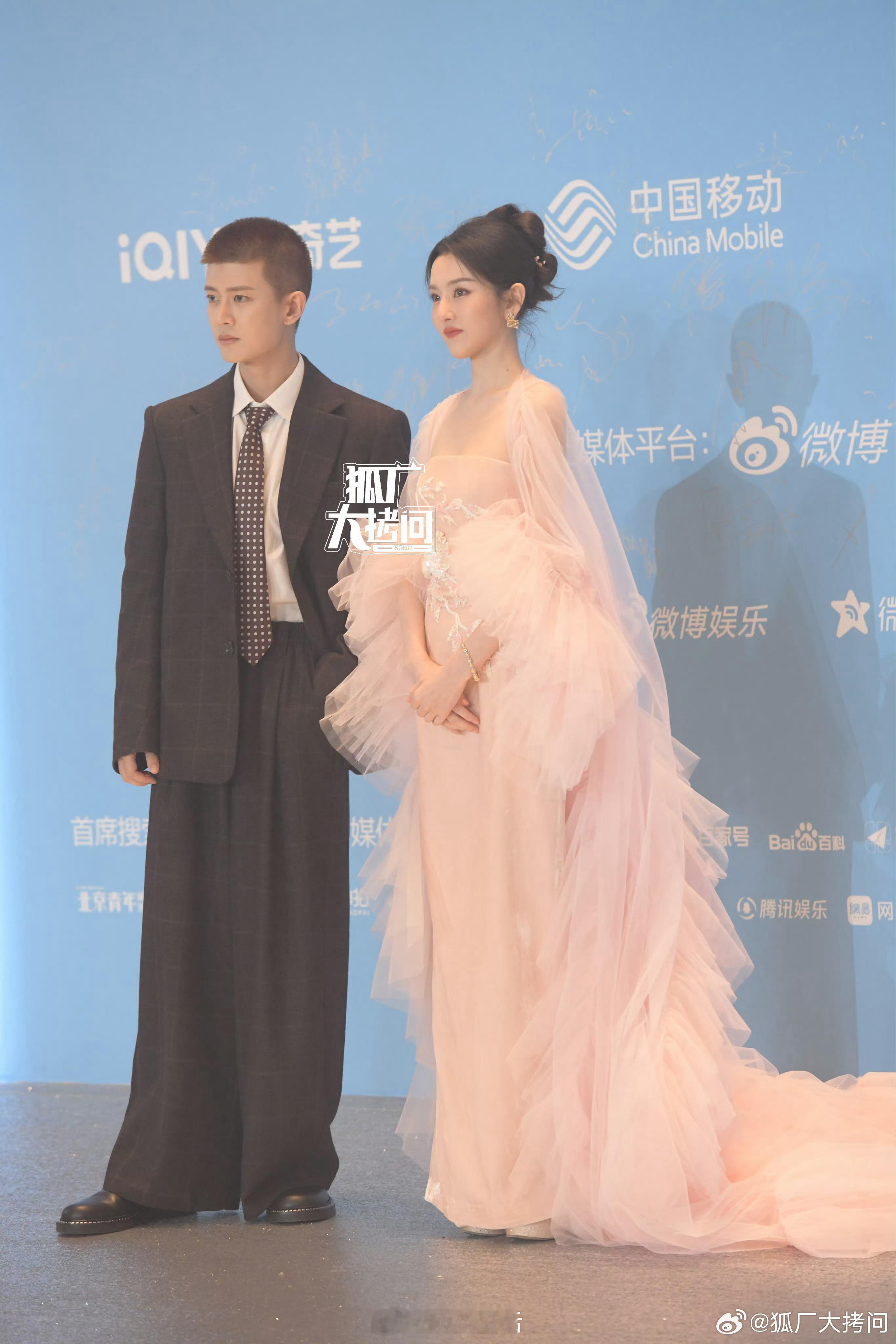 有一说一，85生的任嘉伦，和95🌸宋祖儿同框，看不出年龄差，完全是同龄人的感觉