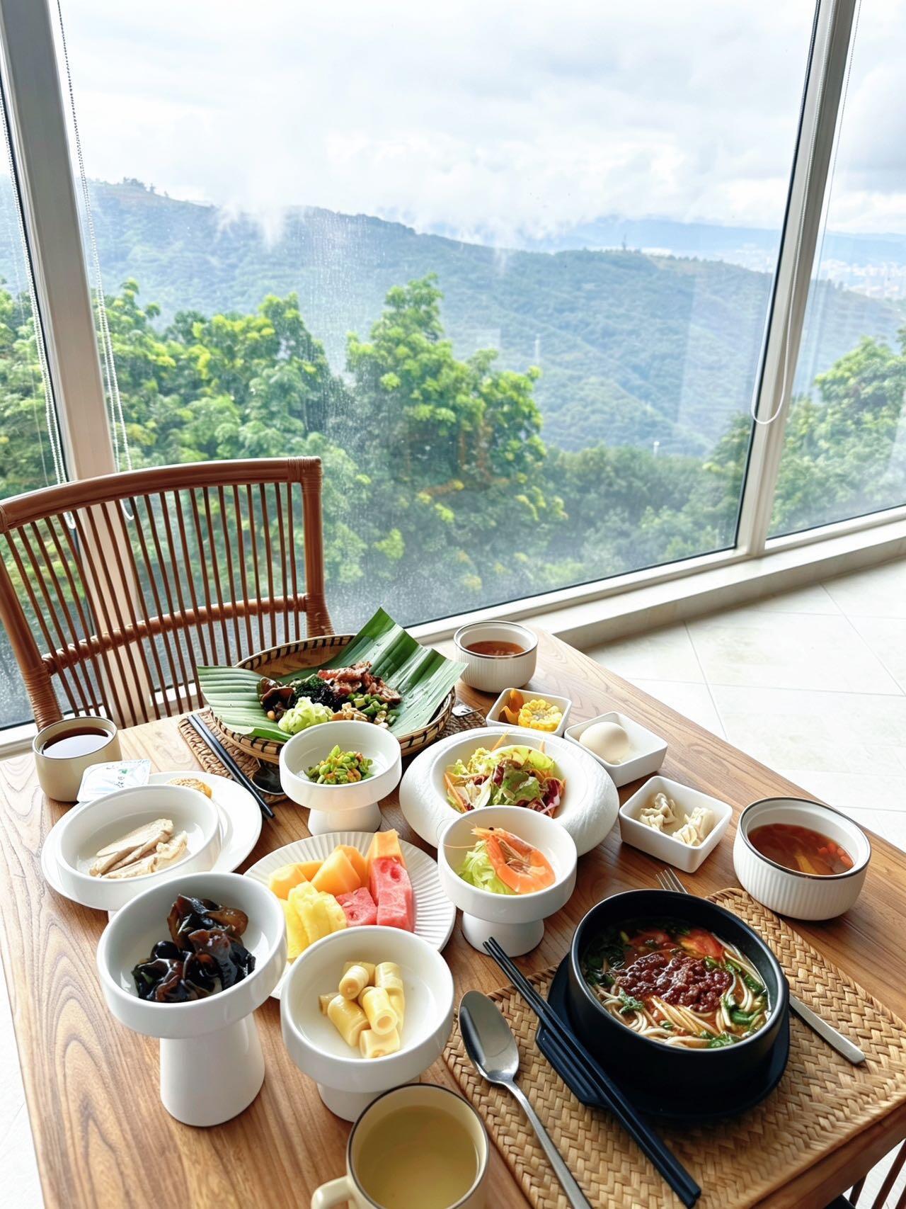 黄景瑜︱《明川有知夏》︱取景地随手记厉夏露台吻戏的取景地：西双版纳景洪木栩森氧酒