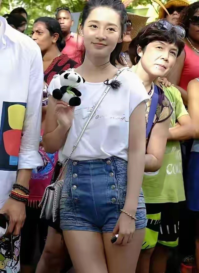 哇，李沁早年长这样子，太美了，怪不得那么多人喜欢她呢