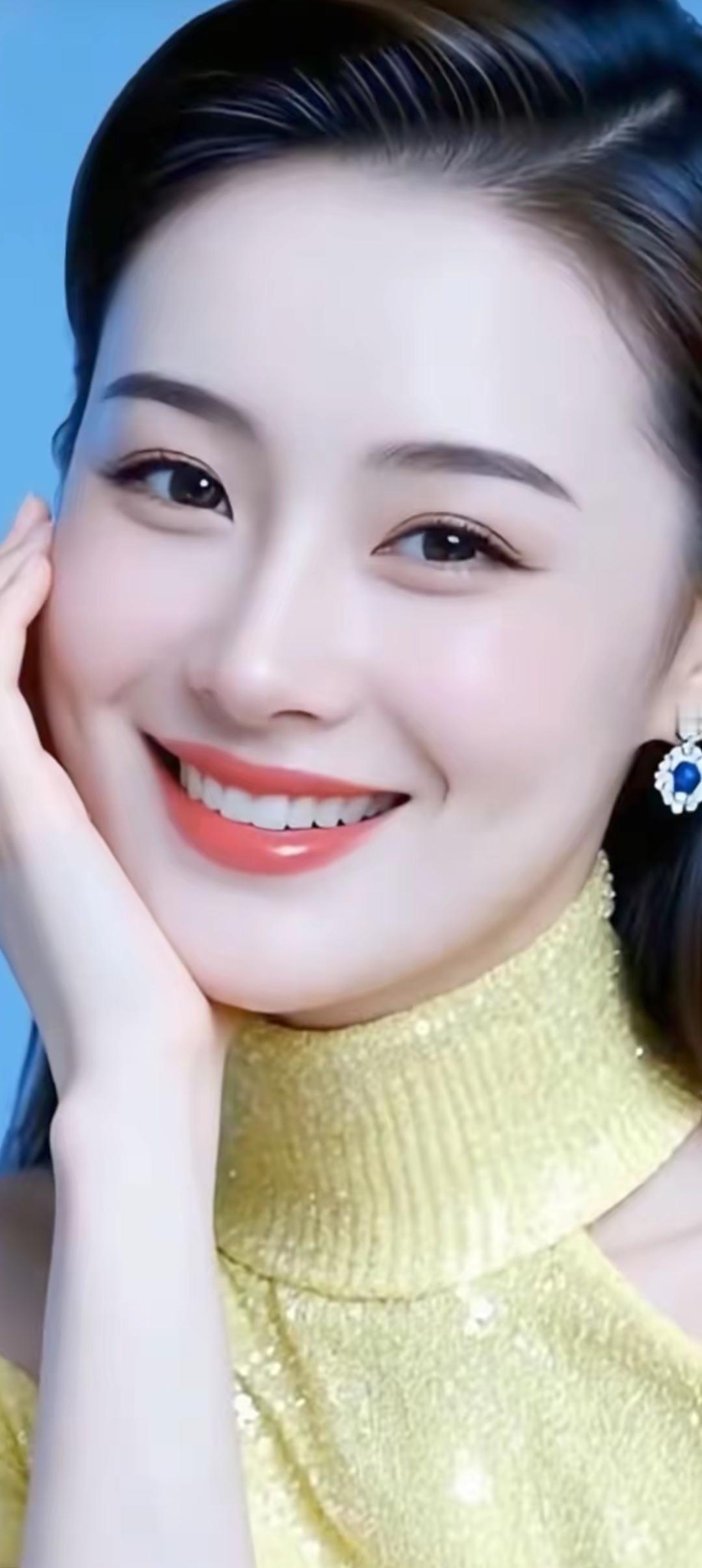 微笑的少女，金色的亮片连衣裙，闪耀的耳环，散发着青春与活力！🌟✨