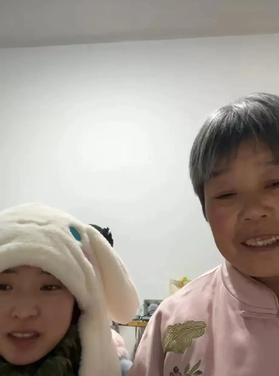 蒸个馒头，也能被全网骂演戏。大年初四，罗大美一家直播日常。弹幕突然刷屏“演够