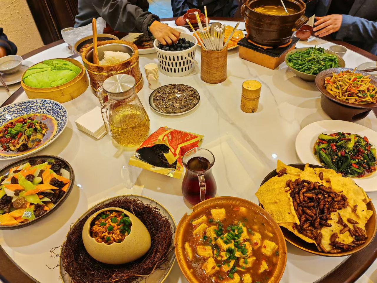 腾冲美食，简直是吃货的天堂！腾冲有很多好吃的小店。邓氏大薄片的大薄片必吃，就在