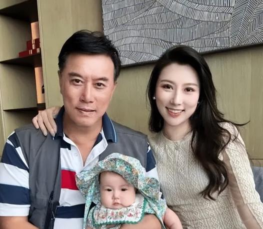 陈大愚出生于1989年，是陈佩斯的独生子，他25岁结婚，本来陈大愚不想那么早生小