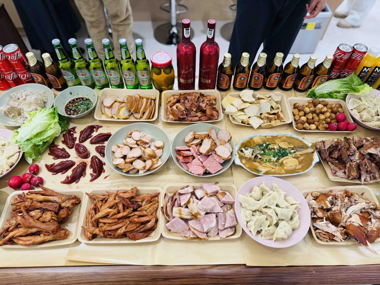 这样的一顿正宗东北漂亮菜，据说是东北老爷们能碰到的最高礼遇。南方小土豆在杭州的真