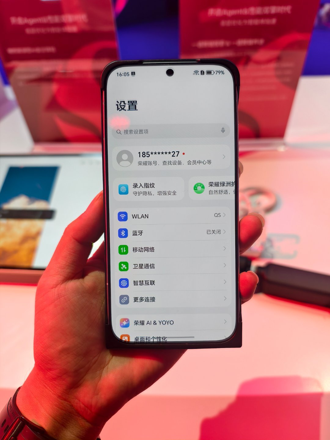 骁龙峰会还没发布的荣耀Magic8Pro，后盖暂时看不了，除了新手机以外，还有
