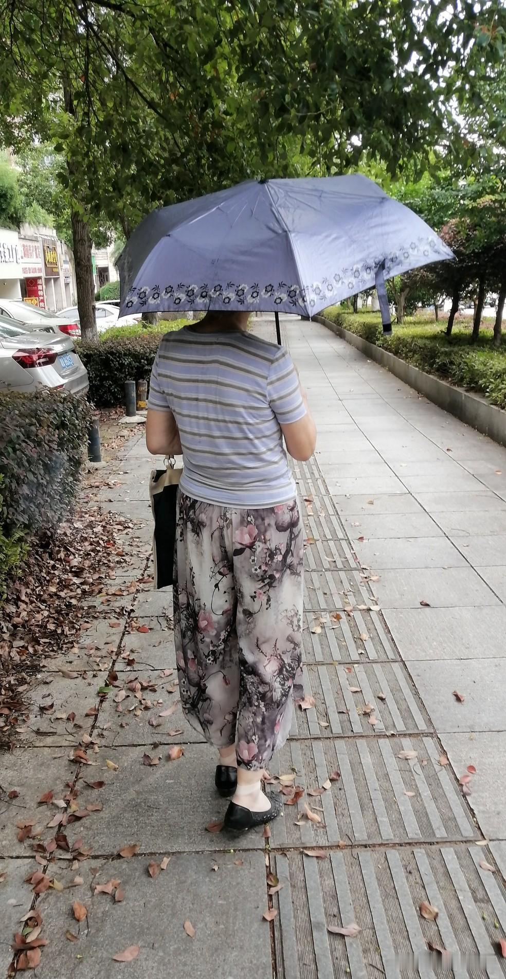 每次拿衣服出来換，我都挑稍微旧一些的，看起来不是很新的衣服，而且就是尽两件換洗。
