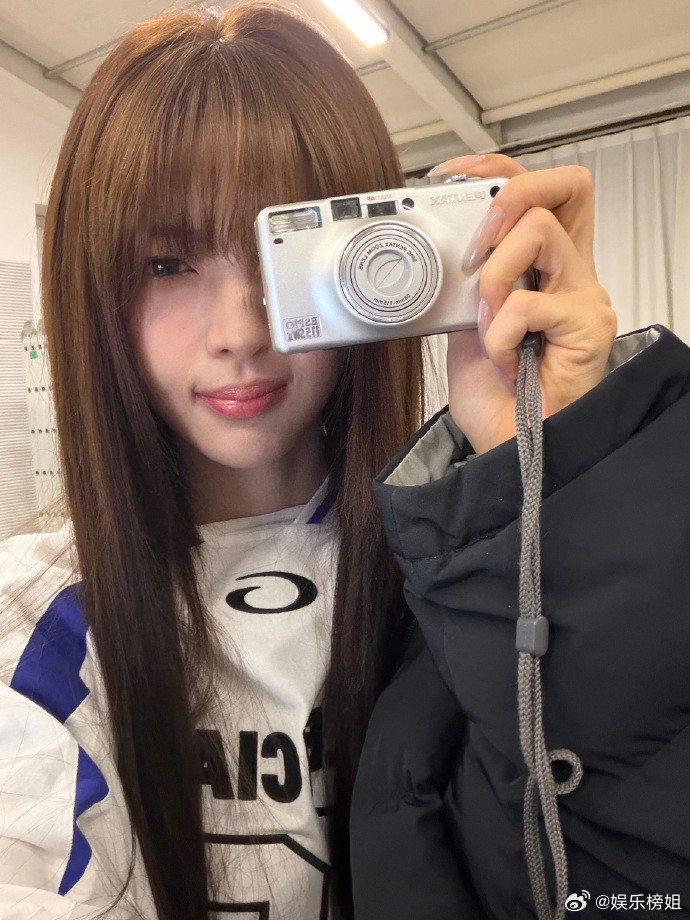 杨超越凌晨出发巴黎前自拍杨超越凌晨出发，奔赴浪漫的巴黎!这组出发自拍又甜又飒，冷