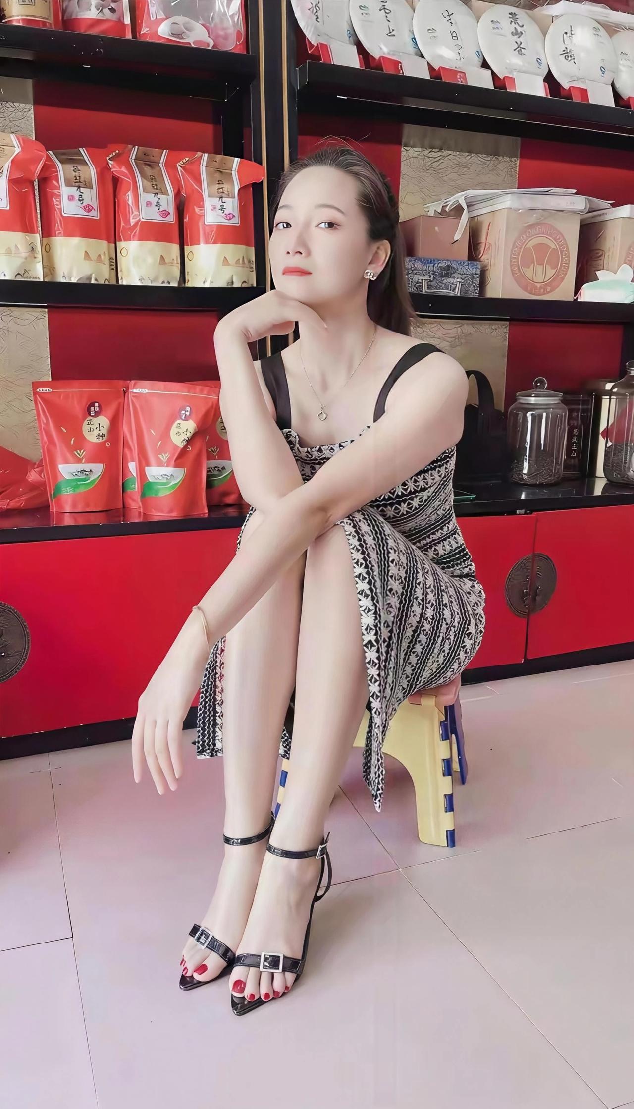 光腿丝袜暖和么一点也不冷，哥哥们周末愉快，能帮我点点赞吗[捂脸哭]