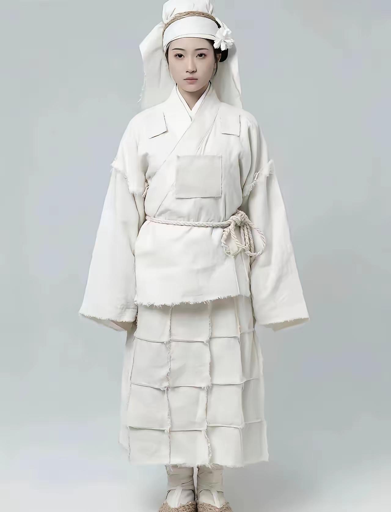 巴黎世家这套新装，嗯，真的是很巴黎！[捂脸哭]
