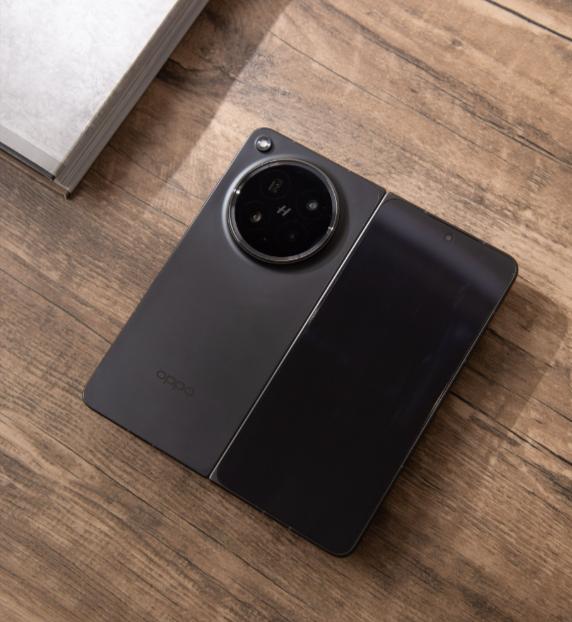 跟用折叠屏的朋友吃饭，他刷视频时我下意识瞄屏幕中央——那道小细纹还在。...